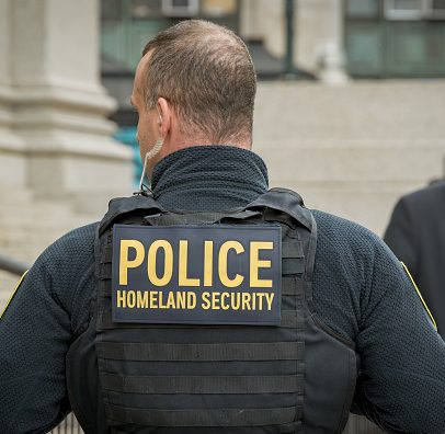 Brasileiro preso após fuga por telhado de centro de detenção do ICE em Nova York