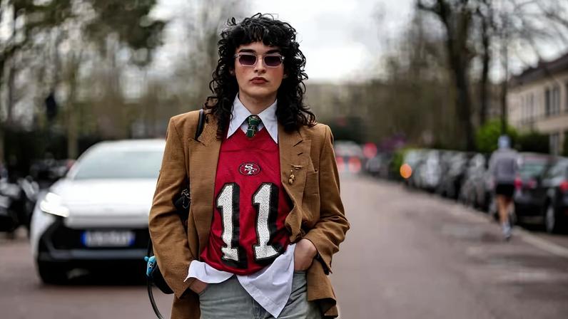 Essas dicas vão te ajudar a criar looks fashionistas com camisa de futebol — Foto: Getty Images