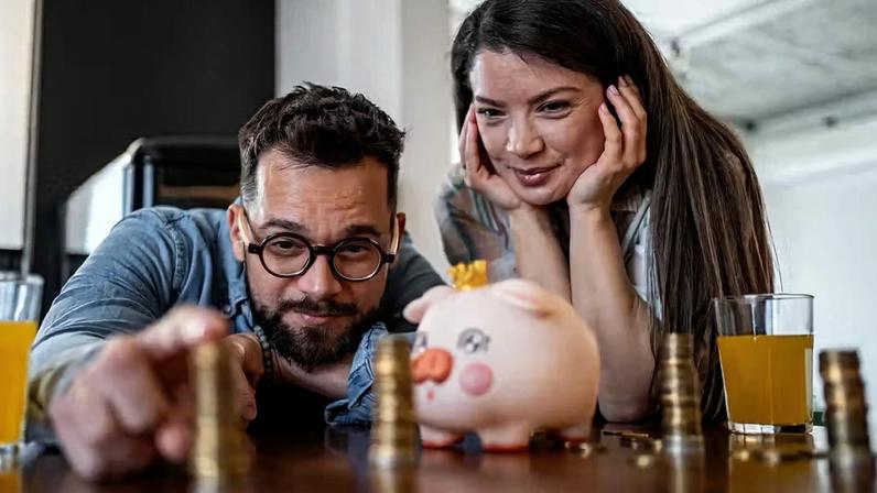 Casal admirando economias — Foto: Getty Images