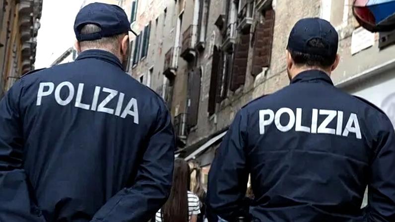 Policiais na Itália.