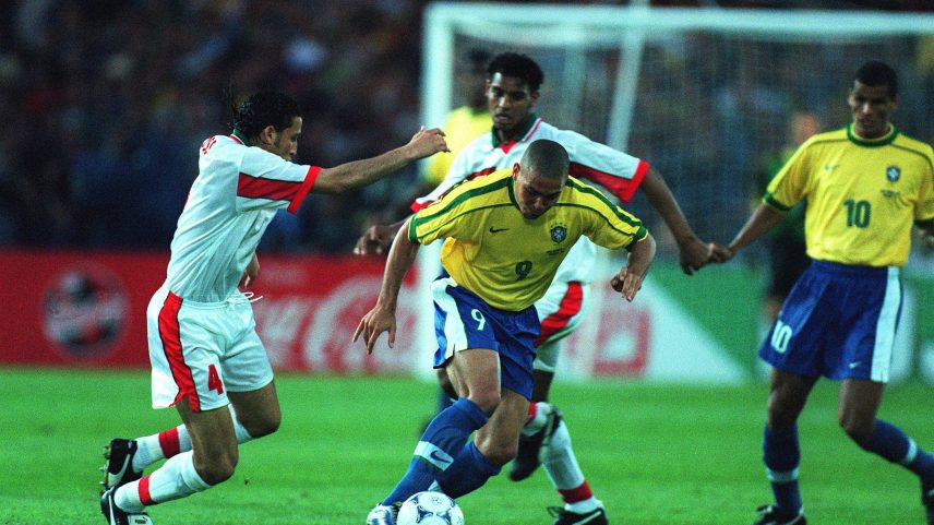 Ronaldo é perseguido por marroquinos na vitória do Brasil por 3 a 0 sobre o Marrocos — Foto: Richard Sellers/Sportsphoto/Allstar via Getty Images