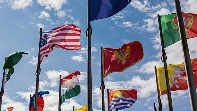 Bandeiras de diversos países.