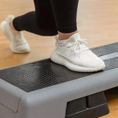 Academia é condenada a pagar R$ 16 mil a mulher que caiu de step durante aula