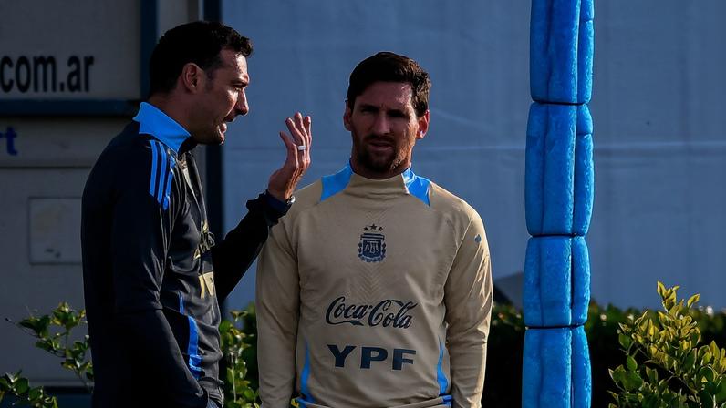Scaloni e Messi durante treino da seleção argentina em abril — Foto: Marcelo Endelli/Getty Images