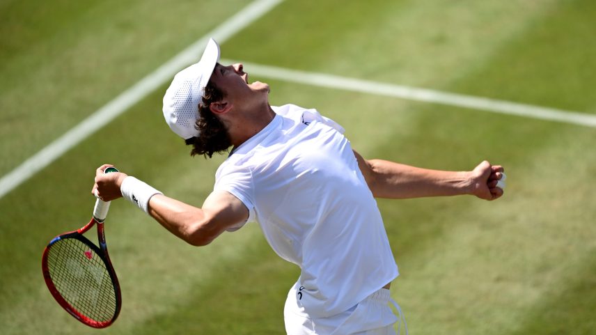 João Fonseca x Nicolás Jarry em Wimbledon — Foto: Getty Images