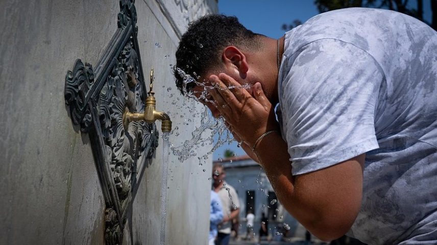 Homem busca se refrescar em uma fonte durante onda de calor em Istambul, Turquia, em 27 de julho de 2025 — Foto: Getty Images