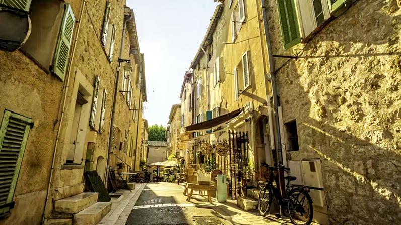 Valbonne, um dos vilarejos visitados por Carol e Pippo — Foto: Getty Images