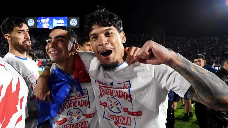 Gustavo Gómez comemora com Miguel Almirón a classificação do Paraguai à Copa de 2026 — Foto: Christian Alvarenga/Getty Images