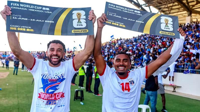 Roberto Lopes e Deroy Duarte comemoram classificação de Cabo Verde para a Copa do Mundo — Foto: Cristiano Barbosa/Sportsfile via Getty Images