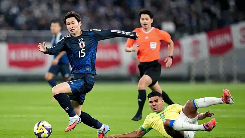 Daichi Kamada, do Japão (E), passa por Casemiro, do Brasil (D) durante o amistoso internacional entre Japão e Brasil no Estádio de Tóquio em 14 de outubro de 2025 em Chofu, Tóquio, Japão