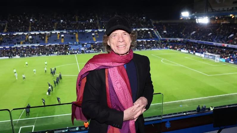 Mick Jagger, vocalista dos Rolling Stones, posa para uma foto dentro do estádio durante a partida da Premier League entre Chelsea e Arsenal em Stamford Bridge