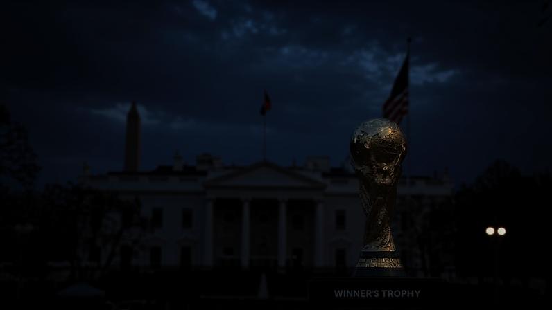 Taça da Copa do Mundo da Fifa é exposta em frente à Casa Branca, em Washington — Foto: Getty Images