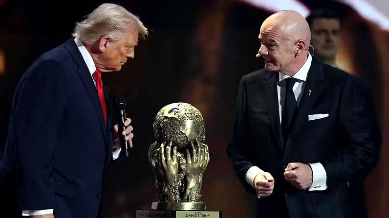 Donald Trump recebe prêmio da paz de Gianni Infantino, presidente da Fifa — Foto: Getty Images