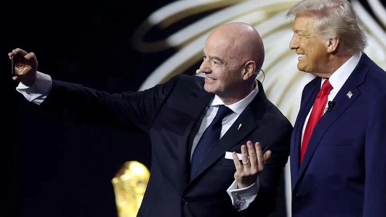 Infantino e Donald Trump durante o sorteio da Copa do Mundo