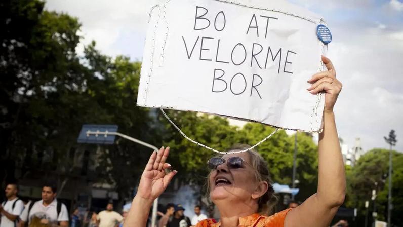 Manifestantes argentinos se reúnem em frente ao Congresso Nacional para protestar contra a reforma trabalhista.