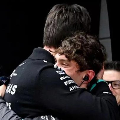 Toto Wolff dá ordem a Kimi Antonelli durante vitória no GP de Mônaco