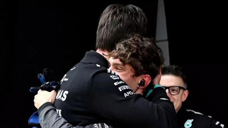 Kimi Antonelli, Toto Wolff e Bono após vitória
