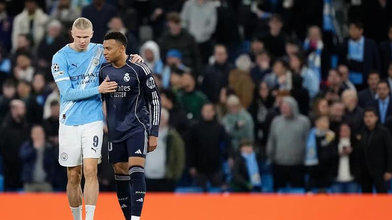 Erling Haaland, do Manchester City, abraça Kylian Mbappe, do Real Madrid, na partida da UEFA Champions League em 2026 — Foto: Jose Breton/Pics Action/NurPhoto via Getty Images