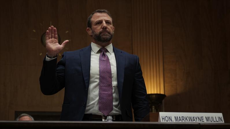 Senador americano Markwayne Mullin (republicano de Oklahoma) presta juramento durante sua audiência de confirmação para o cargo de Secretário do Departamento de Segurança Interna