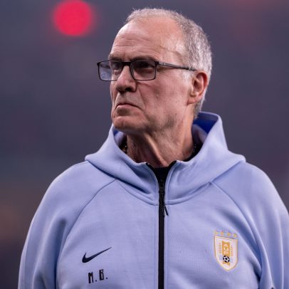 Chegada do Uruguai à Copa repercute por respostas curtas de Bielsa no aeroporto