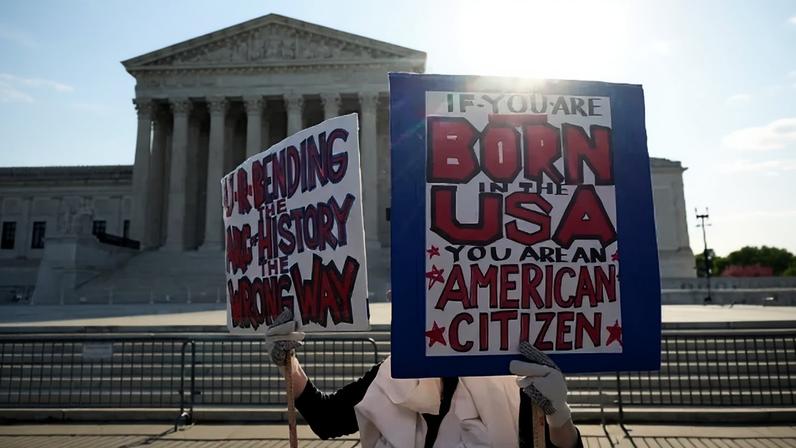Cartazes contra decreto de Trump que restringe direito à cidadania americana, em frente à Suprema Corte dos EUA. 01/04/2026