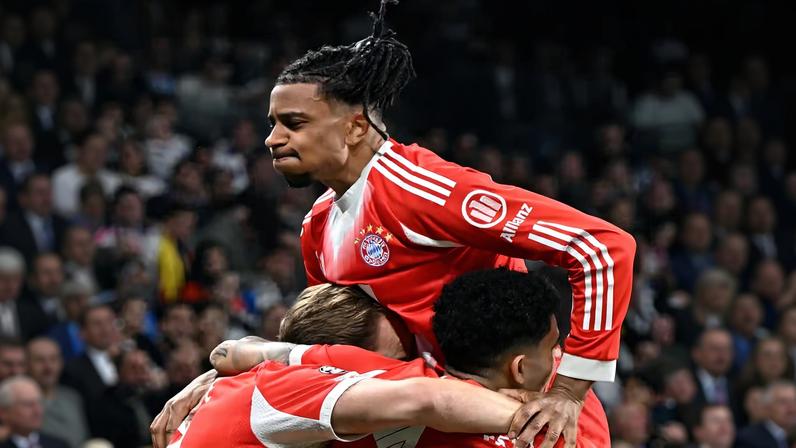 Kane, Olise e Luis Díaz — Foto: Peter Kneffel/picture alliance via Getty Images