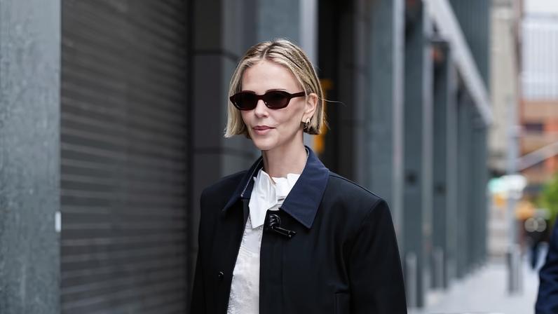 Charlize Theron nas ruas de Nova York em abril de 2026. — Foto: Aeon/GC Images