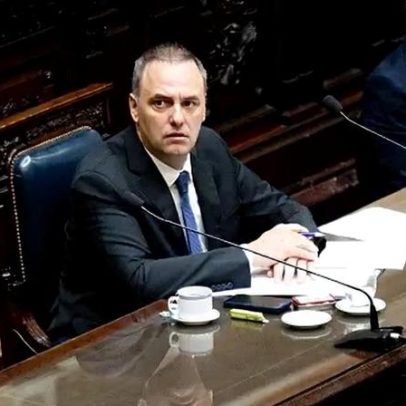 Chefe de gabinete de Milei afirma ter feito fortuna com criptomoedas.