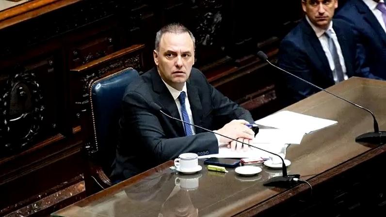 O chefe de gabinete de Milei, Manuel Adorni, apresentando o relatório de gestão no Congresso Nacional Argentino, em Buenos Aires.