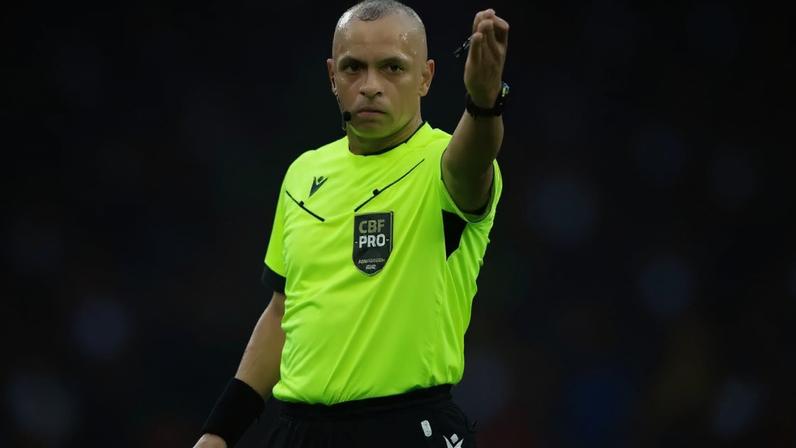 O árbitro Wilton Pereira Sampaio.