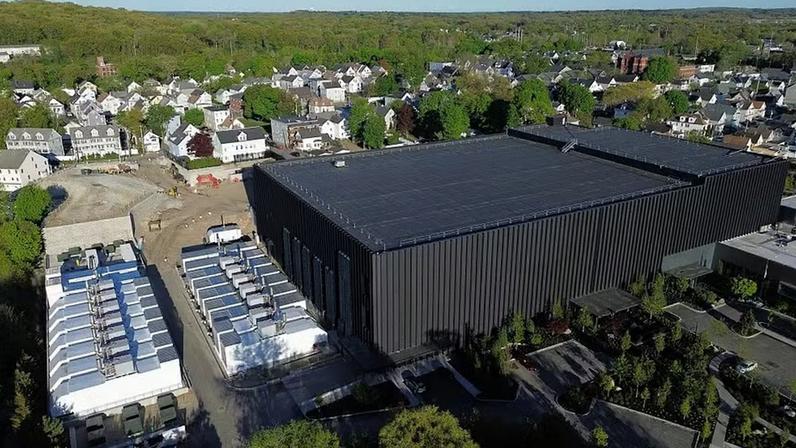Imagem de drone de data center em um bairro residencial em Lowell, Massachusetts (EUA) — Foto: Danielle Parhizkaran/The Boston Globe via Getty Images
