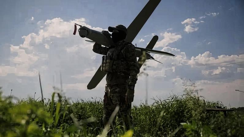 Soldado ucraniano com drone de ataque Bulava em 22 de maio de 2026, na região de Kharkiv, Ucrânia.