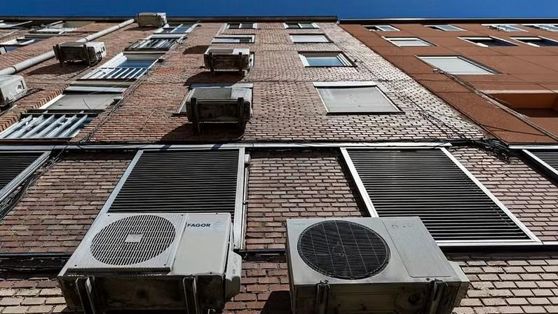 Unidades de ar-condicionado na achada de prédios de apartamentos em Madri, Espanha.