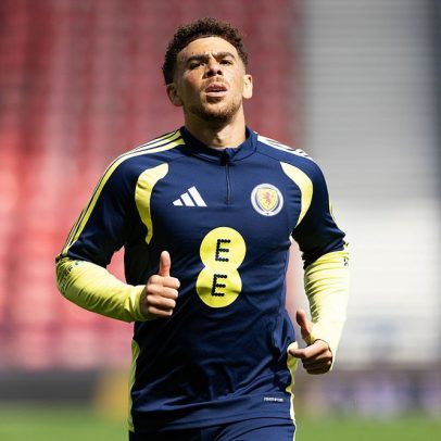 Che Adams, camisa 10 da Escócia, marca contra Alisson