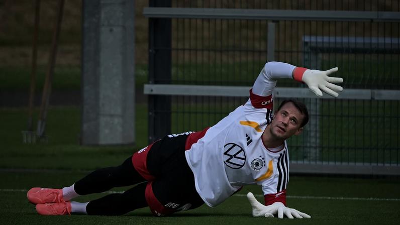 Manuel Neuer em evento da seleção ainda na Alemanha, antes de embarque para os Estados Unidos para a Copa do Mundo — Foto: Federico Gambarini/Picture Alliance via Getty Images