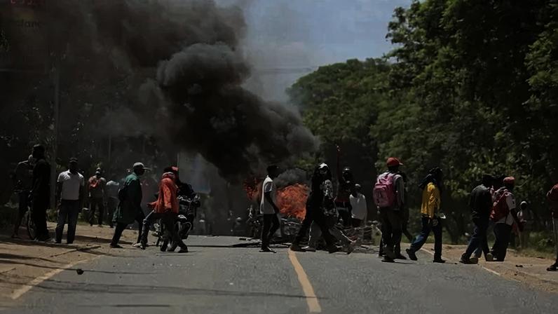 Centenas de pessoas protestam em Nanyuki, no centro do Quênia, contra o plano dos Estados Unidos de instalar um centro de quarentena para norte-americanos expostos ao vírus Ebola. 01/07/2026