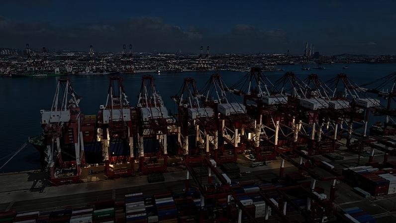 Um navio cargueiro é carregado e descarregado com contêineres em Qingdao, província de Shandong, China — Foto: Getty Images