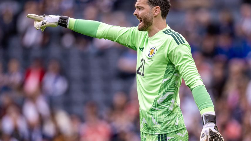 Craig Gordon, da Escócia, aquece antes de amistoso da seleção — Foto: Reuters/Caean Couto