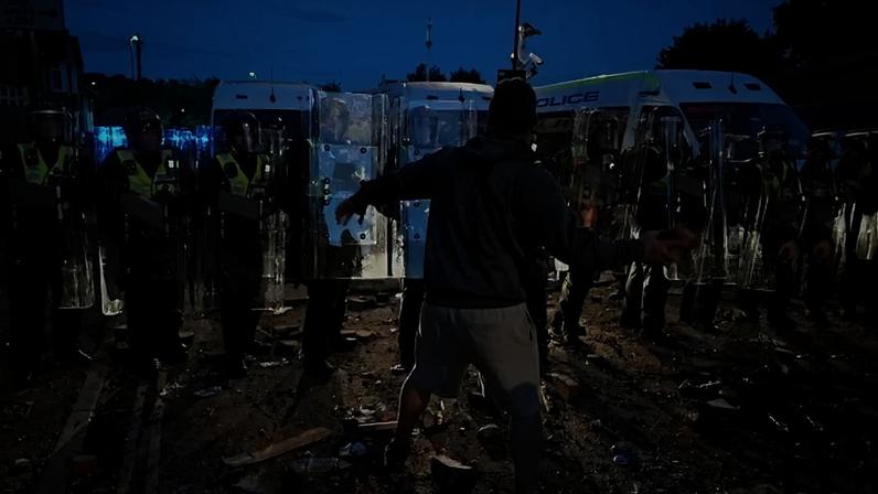 Manifestantes confrontam a polícia de choque perto do local onde Henry Nowak morreu durante um ato contra a atuação policial no caso, em 2 de junho de 2026, em Southampton, Inglaterra.