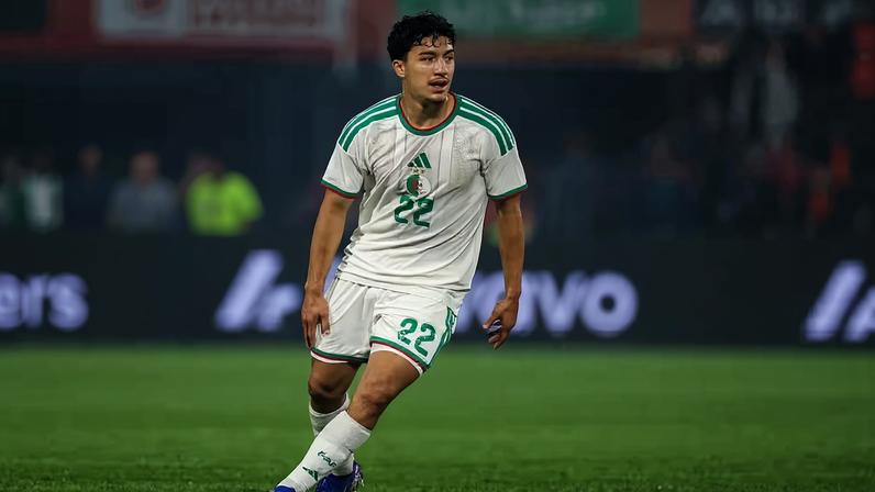 Ibrahim Maza em ação pela Argélia contra a Holanda antes da Copa — Foto: Getty Images