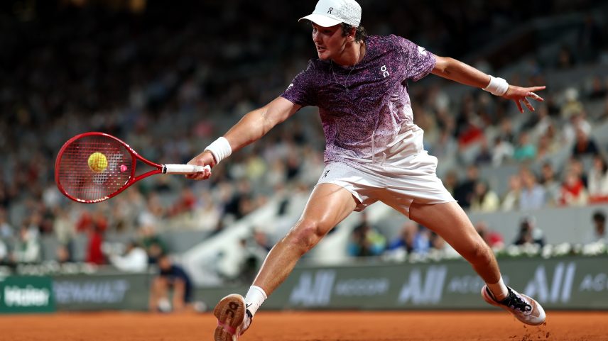 João Fonseca na partida contra Casper Ruud, em Roland Garros — Foto: Clive Brunskill/Getty Images