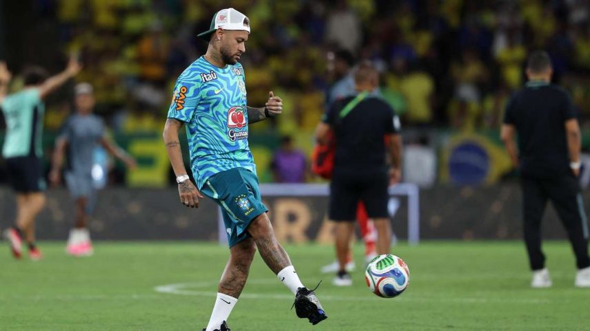 Neymar Jr. brinca com a bola antes do amistoso internacional entre Brasil e Panamá, no Estádio do Maracanã, em 31 de maio de 2026, no Rio de Janeiro, Brasil