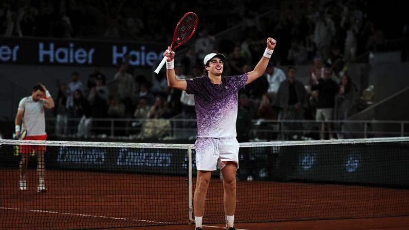 O brasileiro João Fonseca celebrando sua vitória em cima do norueguês Casper Ruud na quarta rodada do torneio de Roland Garros, em 31 de maio de 2026