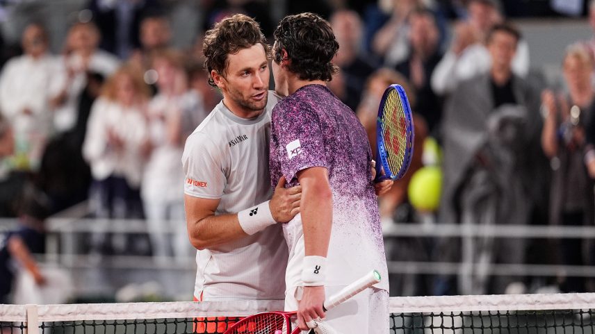 João Fonseca é cumprimentado por Casper Ruud após vencê-lo — Foto: Shi Tang/Getty Images