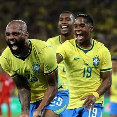 Endrick marca gol em treino da seleção