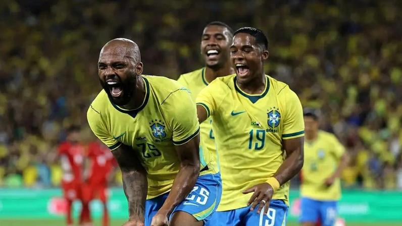 Endrick marca gol em treino da seleção