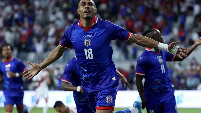 Camisa do Haiti na Copa vai passar por mudanças após Fifa alegar mensagem política, diz empresa que fez design