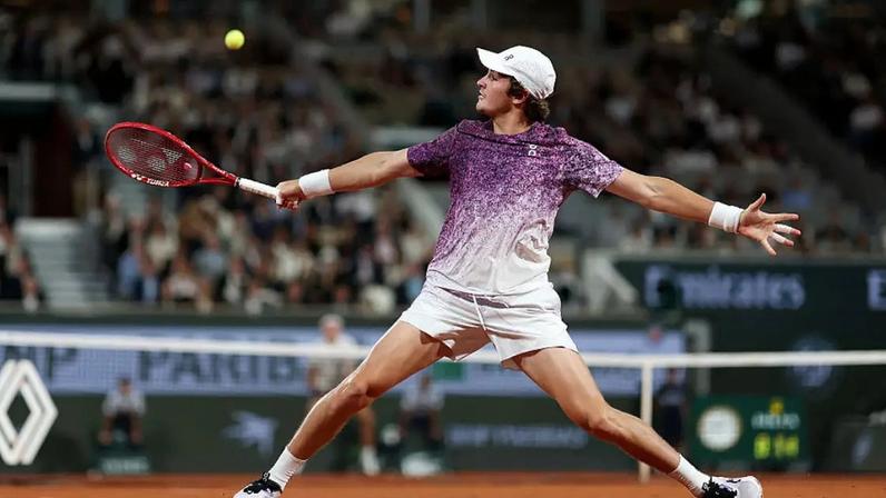 João Fonseca foi derrotado por Jakub Mensik nas quartas de Roland Garros.