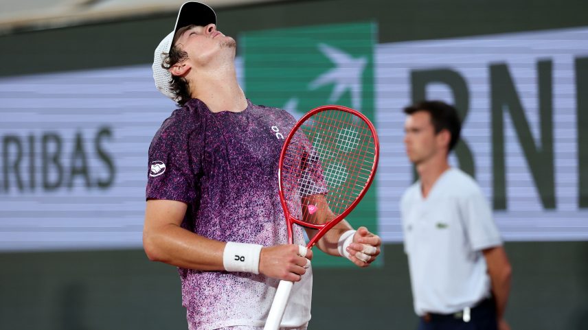 João Fonseca se lamenta durante partida contra Jakub Mensik, em Roland Garros — Foto: Clive Brunskill/Getty Images