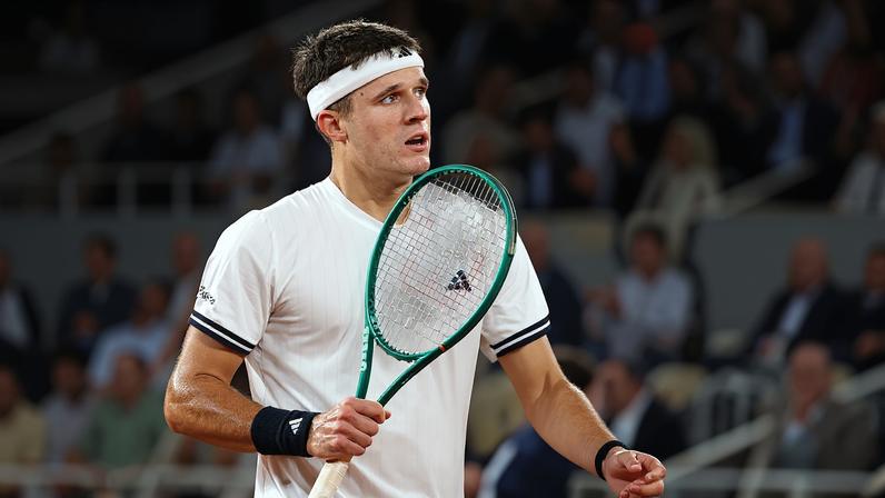 Jakub Mensik vence João Fonseca em Roland Garros — Foto: Dan Istitene/Getty Images